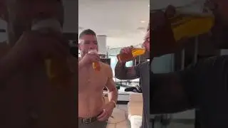 Дю Плесси выпил за свою победу бокал пива за три секунды. 