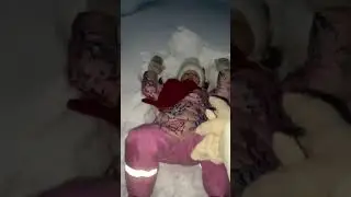 Так падать в сугробы хочется только в детстве ❄️🌨️