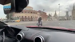 САМОКАТЕР ОБОГНАЛ БУСТЕРА НА ФЕРАРРИ