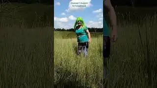 Весёлая жизнь танцующей девахи на полях 👍😄😄😄
