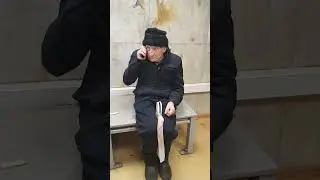 Королюк Василю постоянно звонят цыгане,  злятся что деда с деньгами не выпускают из полиции.