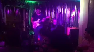 While my guitar gently weeps - versión