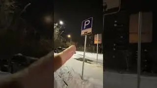 Парковка утыкана знаками. 