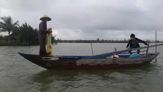 Tourists experienced throwing cast net