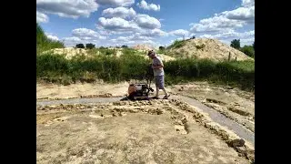 Отец и три сына строят дом. Уплотнение ВИБРОПЛИТОЙ основание под блочный фундамент