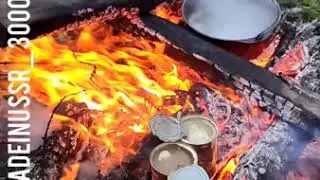 Блюдо от шеф повара Доширак на костре в лесу