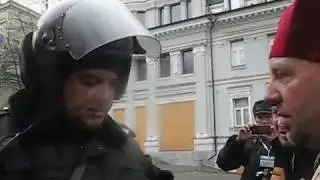 20-02-2014 Подполковник МВС Пришел На Майдан Сам, За Пленными МВСниками!