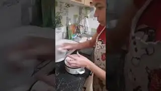 БЕЗУМНЫЙ ПАША. ИРИШКА ЧИКИ ПИКИ ЖАРИТ СЕЛЕДКУ И ТЕФТЕЛИ ПОД МЯТУЮ КАРТОШКУ.