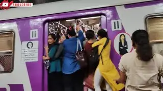 Mumbai local train crowd time me ladies logo ki fighting Dhakka Mukki || Train || Mumbai Local train