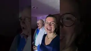 Евгений Петросян в рубашке триколор с супругой Татьяной Брухуновой спели гимн на концерте Шамана