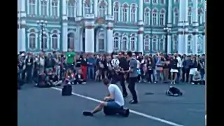 Ребята жгут у Эрмитажа! Отличное выступление))