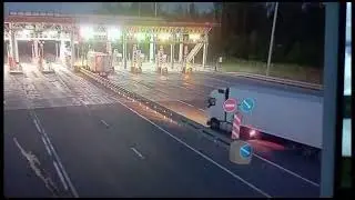 Фура прорывалась через шлагбаум на М-11 «Нева»