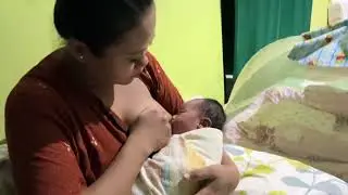 Ibu muda menyusui bayi usia 10 hari