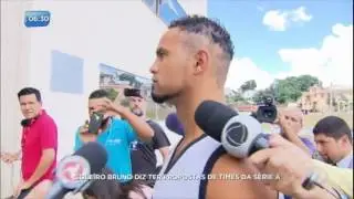 Goleiro Bruno tira selfies com fãs e teria recebido propostas de nove times brasileiros
