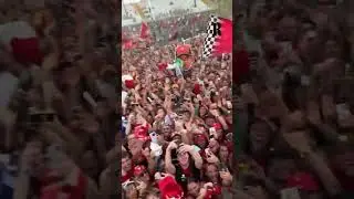 Charles Leclerc festeggia con il pubblico il ritorno alla vittoria della Ferrari a Monza