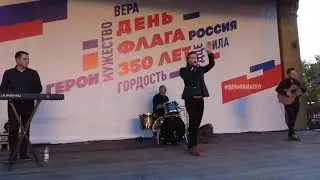 Глеб Матвейчук поёт песню 