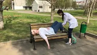 The video about giving the first aid in case of stabbing in the abdomen