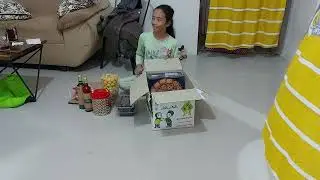 Tasya buka paket lebaran