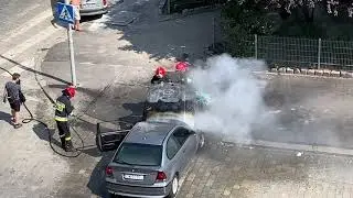 Gaszenie pożaru w BMW na ulicy