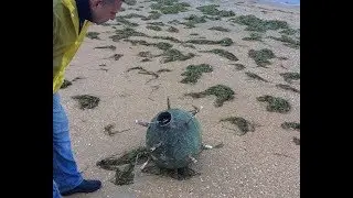 На берег Анапы после шторма выбросило похожий на морскую мину предмет
