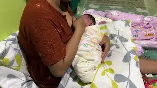 Mama muda cantik menyusui bayi