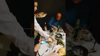 Множество видов шашлыка на одной тарелке с луком и соусом в ресторане 