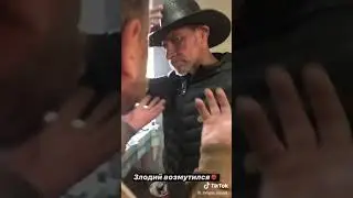 Чекила играет в настольный теннис с подругами