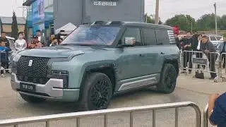 BYD Yangwang U8 Zero-Turn Demonstration