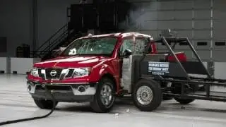 2010 Nissan Frontier side IIHS crash test