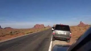 Остановка авто экспедиции Land Rover на обочине дороги в Долине Монументов