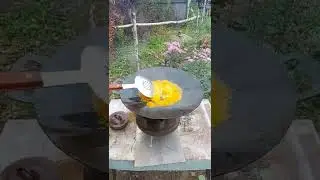 Уличная еда Сочи Лазаревское полным ходом идёт приготовление яичницы на садже