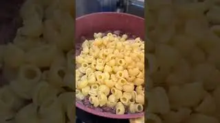 Макарошки с тушенкой! Смотреть до конца со звуком!