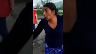 Цыганка засунула ребенка в помои для поиска еды