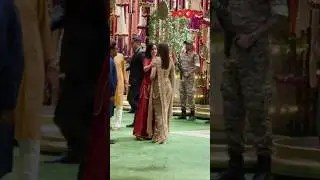 Shraddha Kapoor runs towards Ananya Panday to give her a HUG  at Ambani's Ganpati Puja 😍 