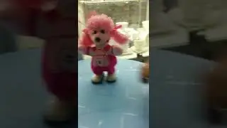 Собака на батарейках, поющая и танцующая