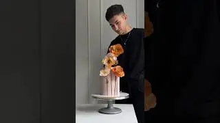 Осенний торт с декором из вафельных цветов 