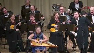 Дети играют с оркестром на гуслях