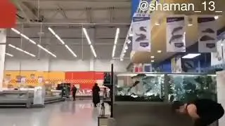 Челнинец ради хайпа искупался в аквариуме в супермаркете Лента