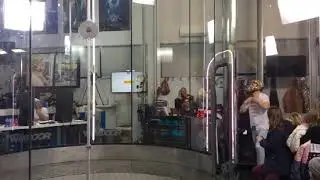 Акробат в образе Фредди Меркьюри под песни Queen исполнил трюки в аэродинамической трубе