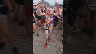 Grandpa is dancing to that beat 🎉#electronicmusic #newmusic #grandpa #dancing #festival 📹:manu_kpf