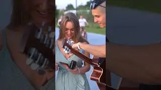 ГИТАРИСТ поднял НАСТРОЕНИЕ ДЕВЧОНКАМ