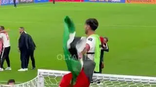 يزن النعيمات لاعب منتخب الأردن علق في الشباك لحظه الاحتفال بالصعود علي المرمي بعد التأهل للنهائي 😂😂