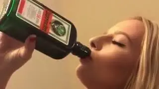 Девушка из Канады за 20 секунд выпивает бутылку крепкого ликера Jägermeister