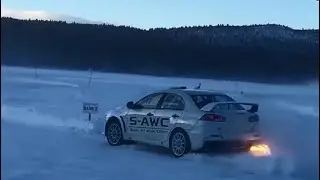 Зимний скоростной дрифт Mitsubishi Lancer на замерзшем озере
