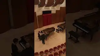 Fazioli Concert Hall’daki Piyanist Can Çakmur piyano seçiyor.