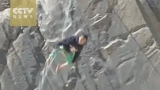 Slackline walker conquers notorious Tiger Leaping Gorge