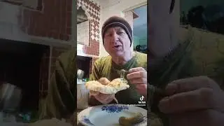 На завтрак яичница с сыром и зеленью в лаваше.