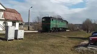 Тепловоз 3ТЭ10М-0151А возле переезда из фильма Поезд вне расписания.