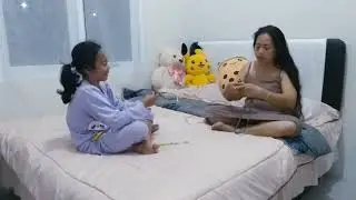 Tasya belajar simpul diajarin sama mama diranjang