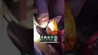 夫妻俩专程飞到瑞丽，同时看中一块原石，切开后女子哭笑不得 #翡翠原石 #緬甸翡翠 #jade #翡翠原石直播 #玉 #翡翠赌石